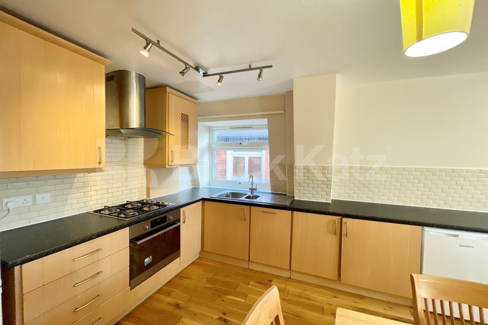 Bright & airy top floor four bedroomed apartment with two bathrooms Farnan Road  - Farnan Lodge, Streatham